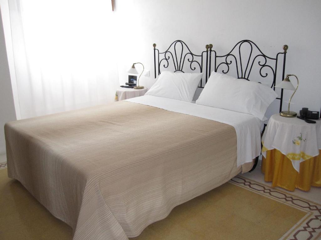 Hotel Santa Marina Antica Foresteria سانتا مارينا سالينا الغرفة الصورة